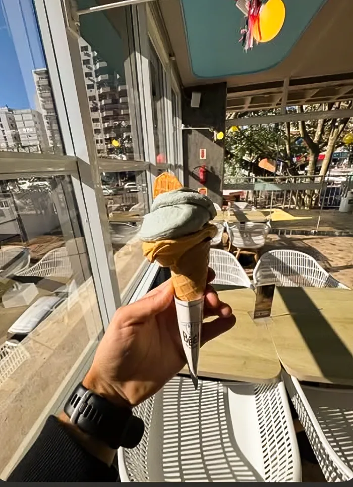 Casquinha Béé com a cidade ao fundo