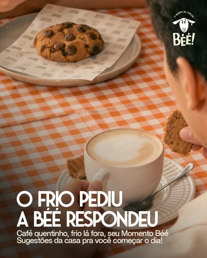 Café com cookie e mesa de xadrez laranja