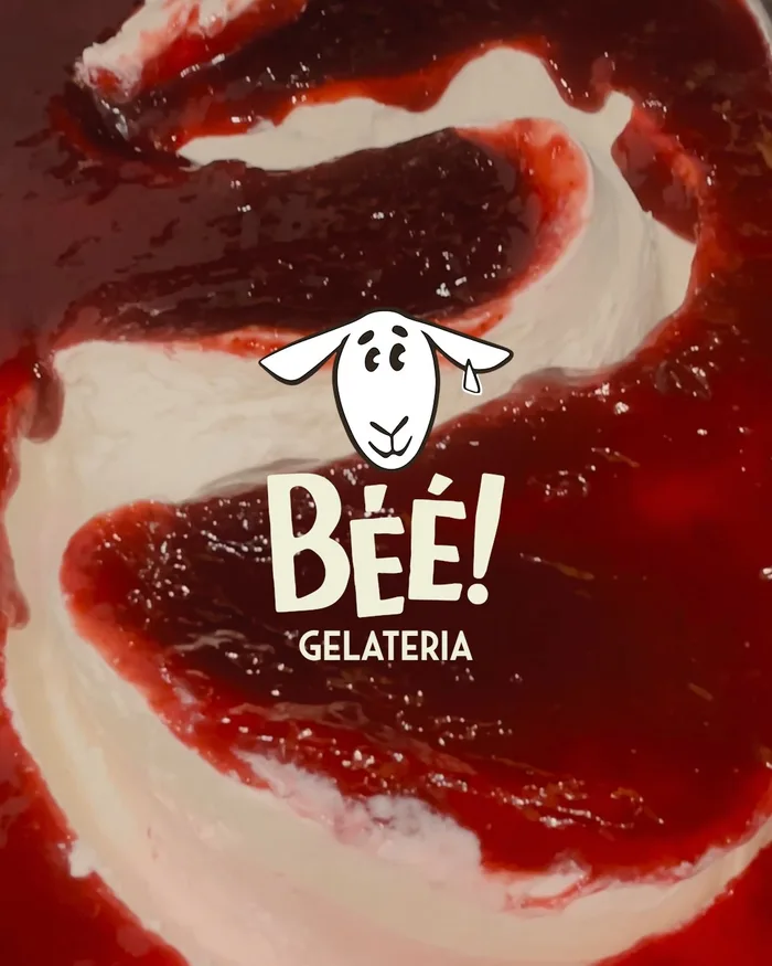 Close do gelato de frutas vermelhas em espiral